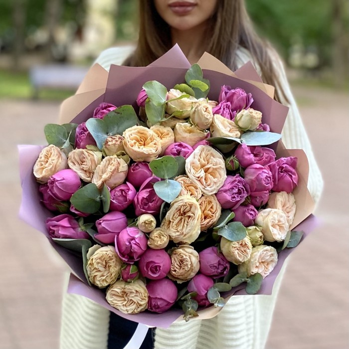 Дуэт из пионовидных кустовых роз Мисти баблс и Джентл Трендсеттер