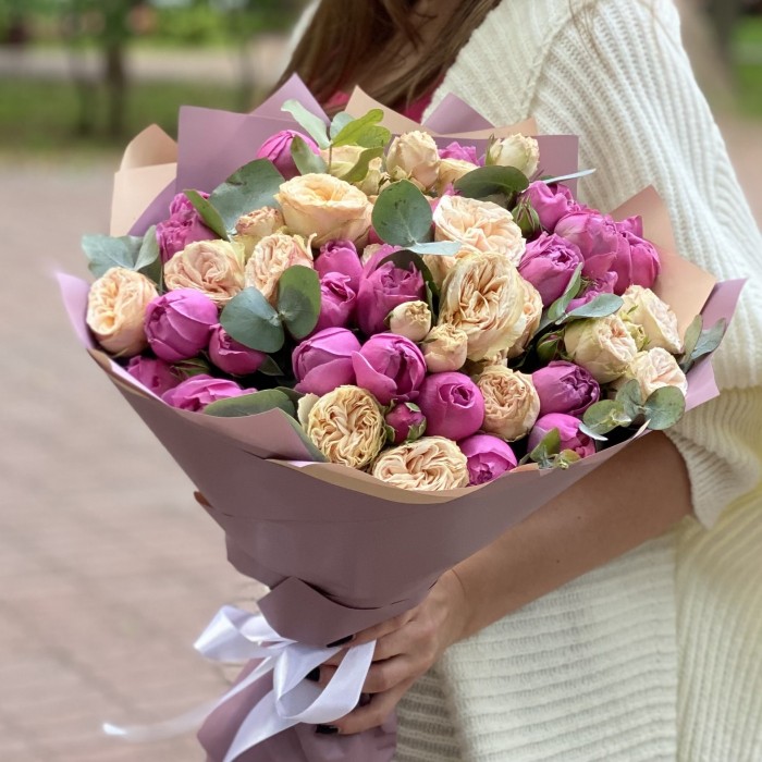 Дуэт из пионовидных кустовых роз Мисти баблс и Джентл Трендсеттер