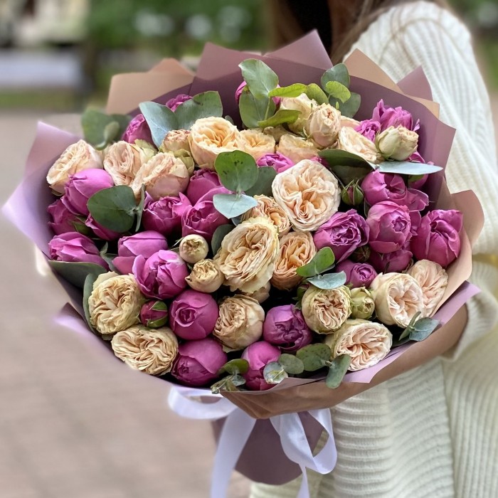 Дуэт из пионовидных кустовых роз Мисти баблс и Джентл Трендсеттер