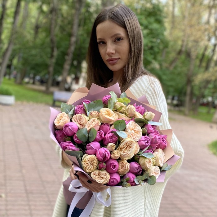 Дуэт из пионовидных кустовых роз Мисти баблс и Джентл Трендсеттер