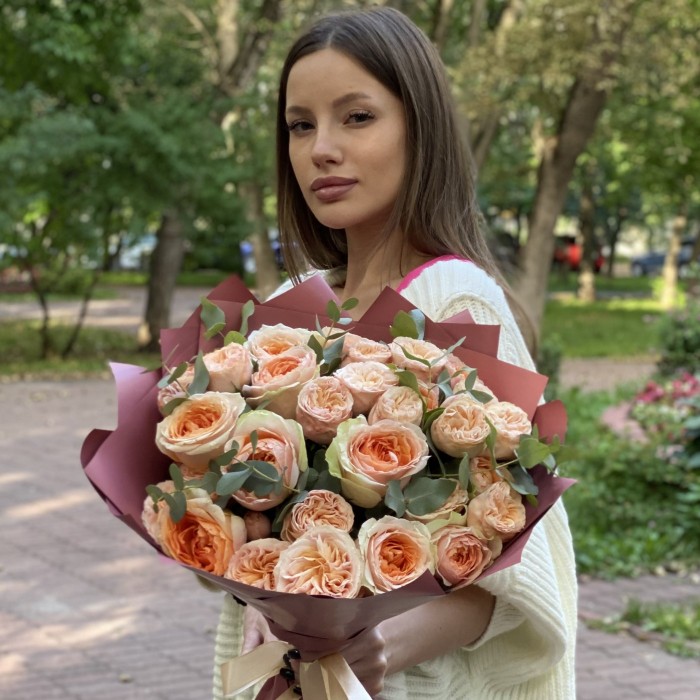 Дуэт из пионовидных роз Гравити и Джентл Трендсеттер