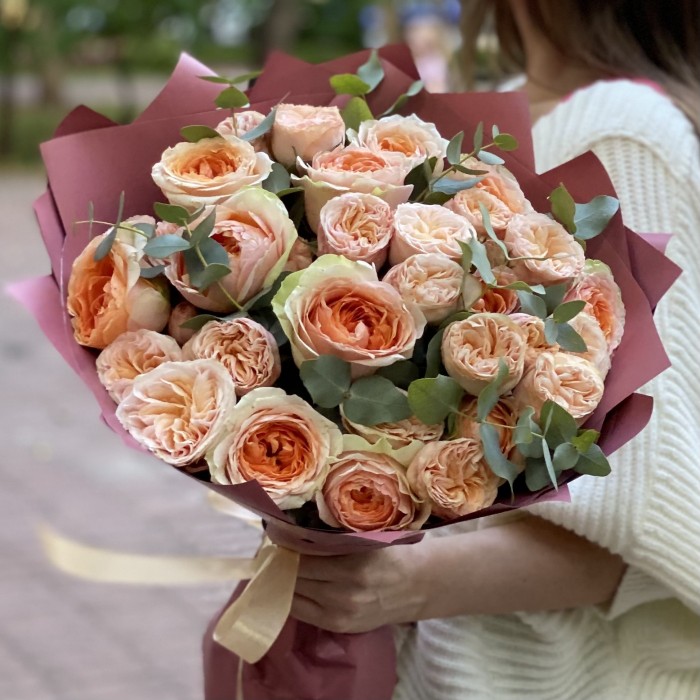 Дуэт из пионовидных роз Гравити и Джентл Трендсеттер