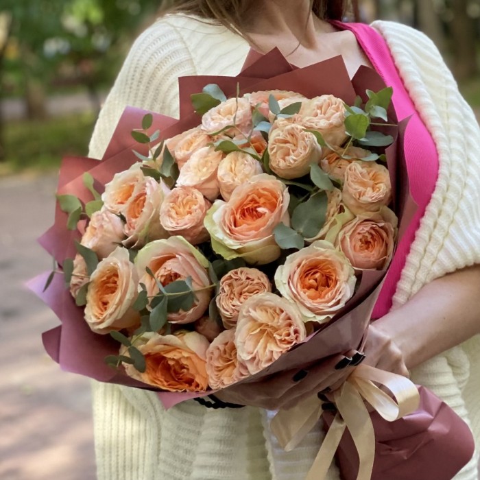 Дуэт из пионовидных роз Гравити и Джентл Трендсеттер