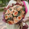 Дуэт из пионовидных роз Гравити и Джентл Трендсеттер