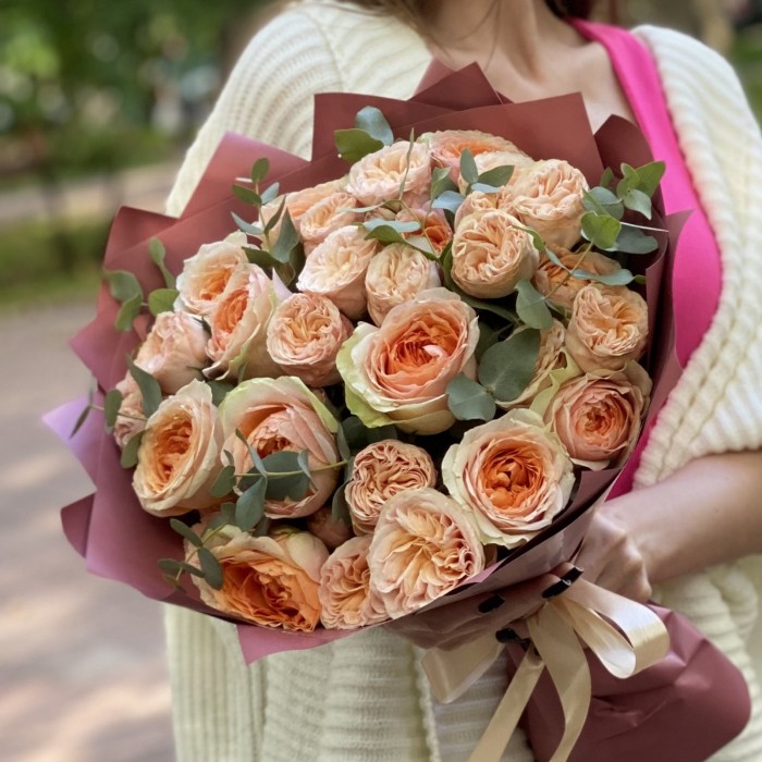 Дуэт из пионовидных роз Гравити и Джентл Трендсеттер