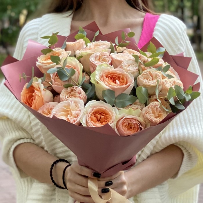 Дуэт из пионовидных роз Гравити и Джентл Трендсеттер