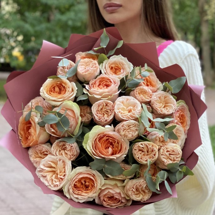 Дуэт из пионовидных роз Гравити и Джентл Трендсеттер