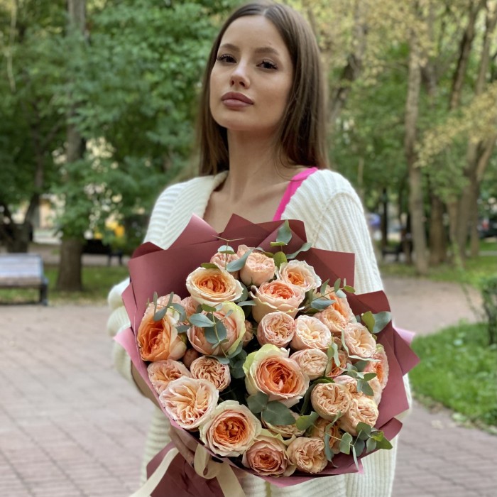 Дуэт из пионовидных роз Гравити и Джентл Трендсеттер