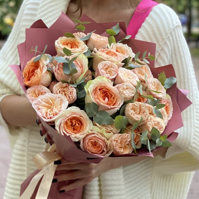 Дуэт из пионовидных роз Гравити и Джентл Трендсеттер