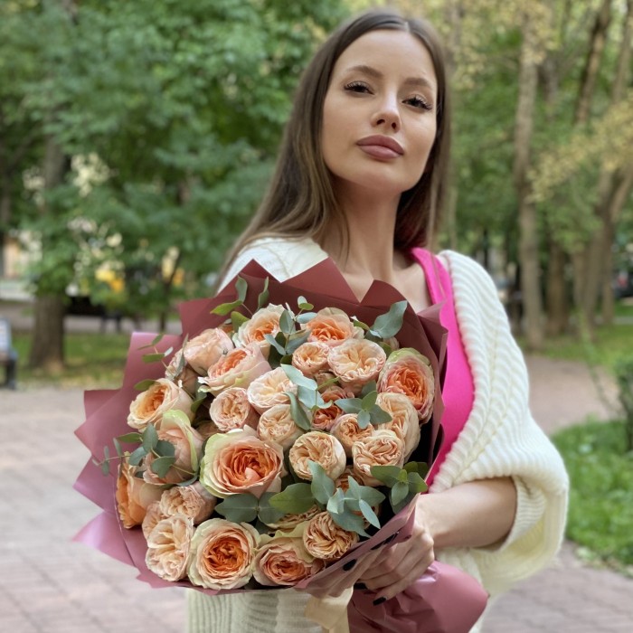 Дуэт из пионовидных роз Гравити и Джентл Трендсеттер