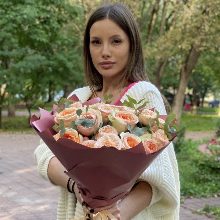 Дуэт из пионовидных роз Гравити и Джентл Трендсеттер