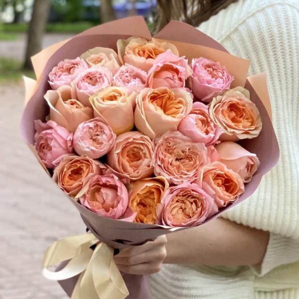 Дуэт из пионовидных роз Гравити и Джульетта