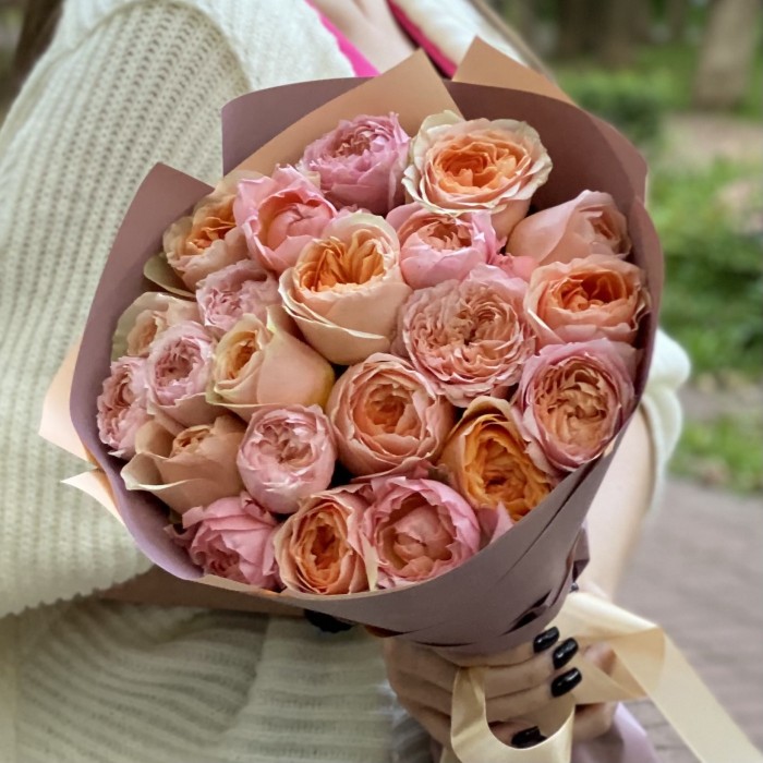 Дуэт из пионовидных роз Гравити и Джульетта