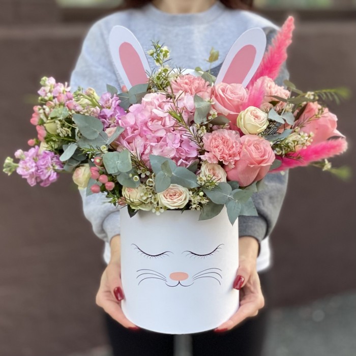 Композиция в коробке Зайка с розовой гортензией