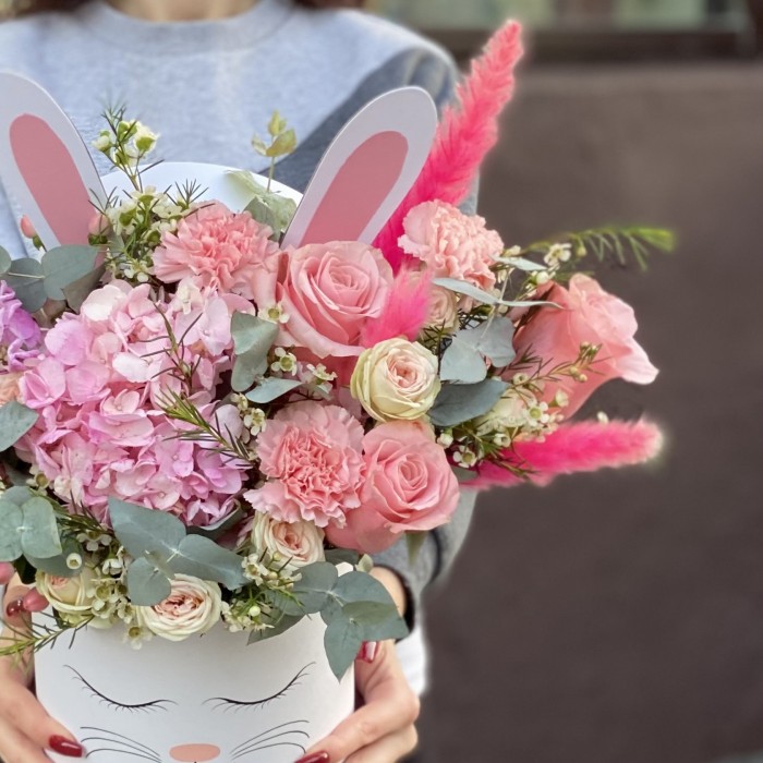 Композиция в коробке Зайка с розовой гортензией