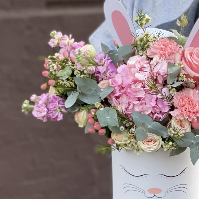 Композиция в коробке Зайка с розовой гортензией