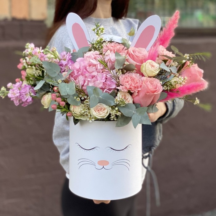 Композиция в коробке Зайка с розовой гортензией