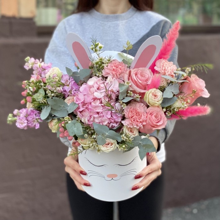 Композиция в коробке Зайка с розовой гортензией