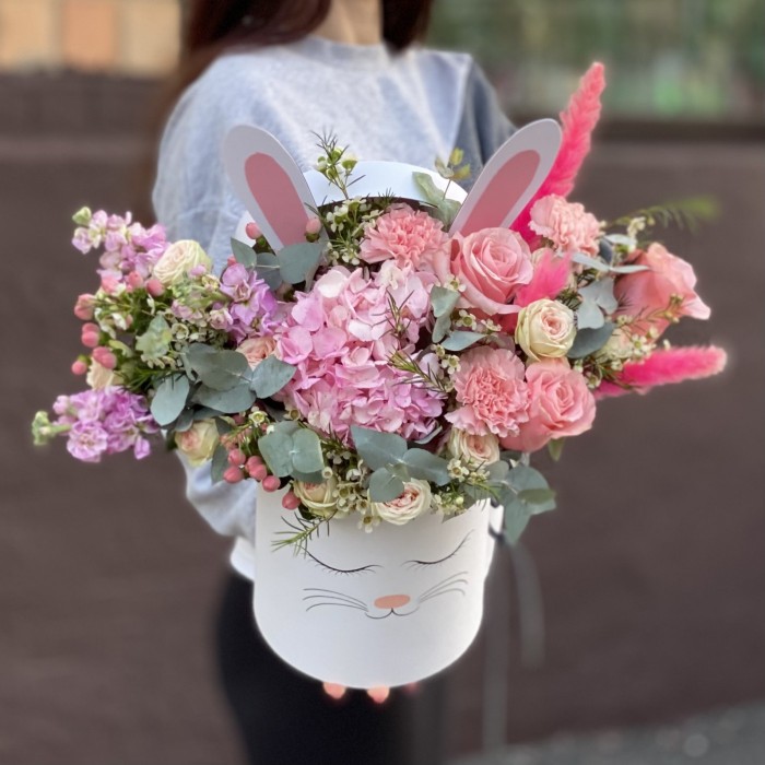 Композиция в коробке Зайка с розовой гортензией