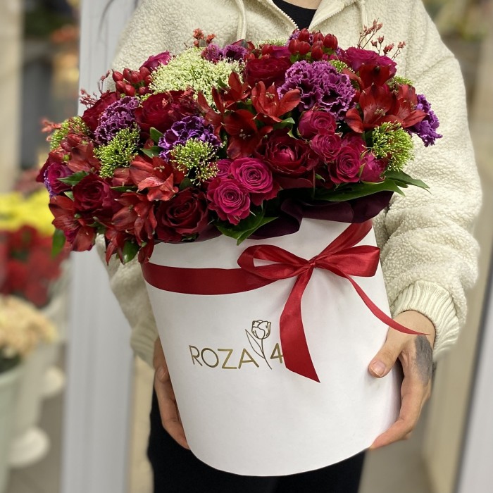 Коробка Вечная любовь с альстромерией и розами