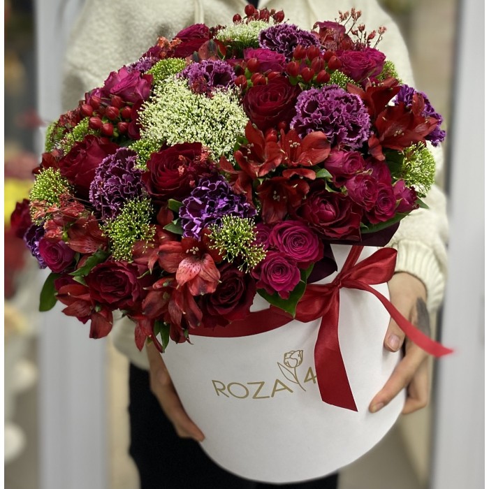 Коробка Вечная любовь с альстромерией и розами