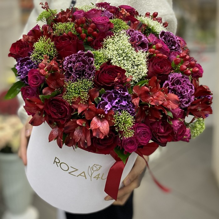 Коробка Вечная любовь с альстромерией и розами