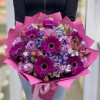 Малиновый букет с герберами