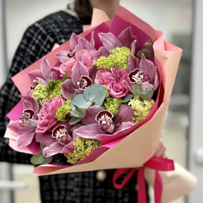 Нежный букет с орхидеями и розами