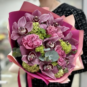 Нежный букет с орхидеями и розами