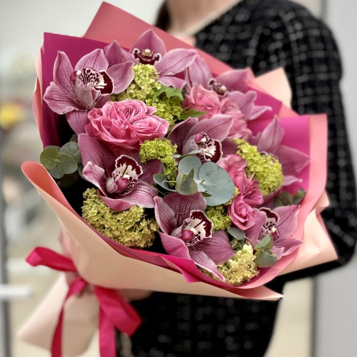 Нежный букет с орхидеями и розами