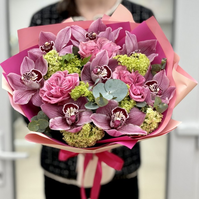 Нежный букет с орхидеями и розами