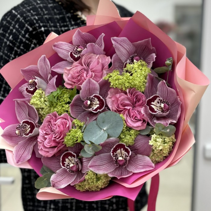 Нежный букет с орхидеями и розами