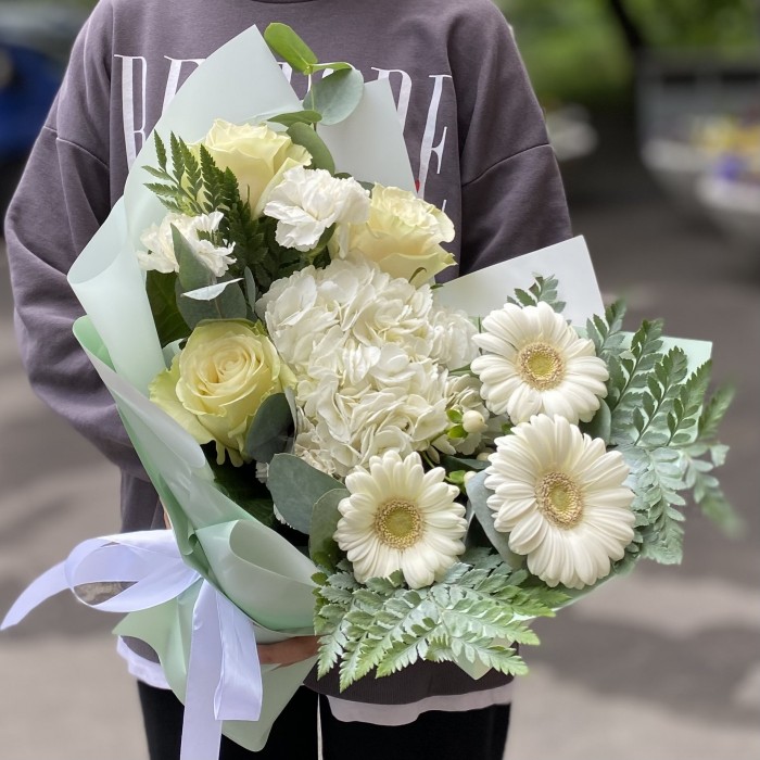 Воздушный букет с гортензией и герберами