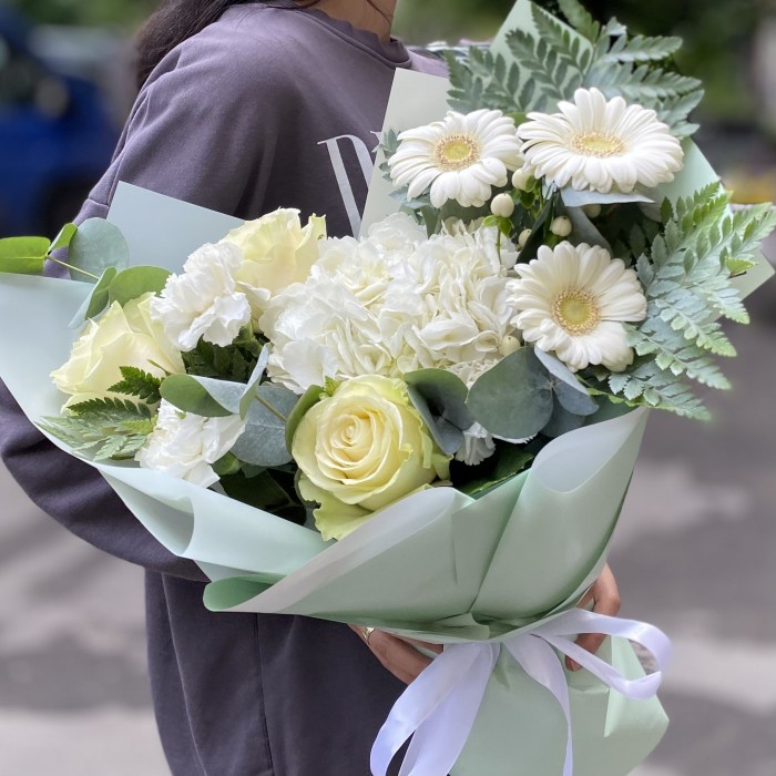 Воздушный букет с гортензией и герберами