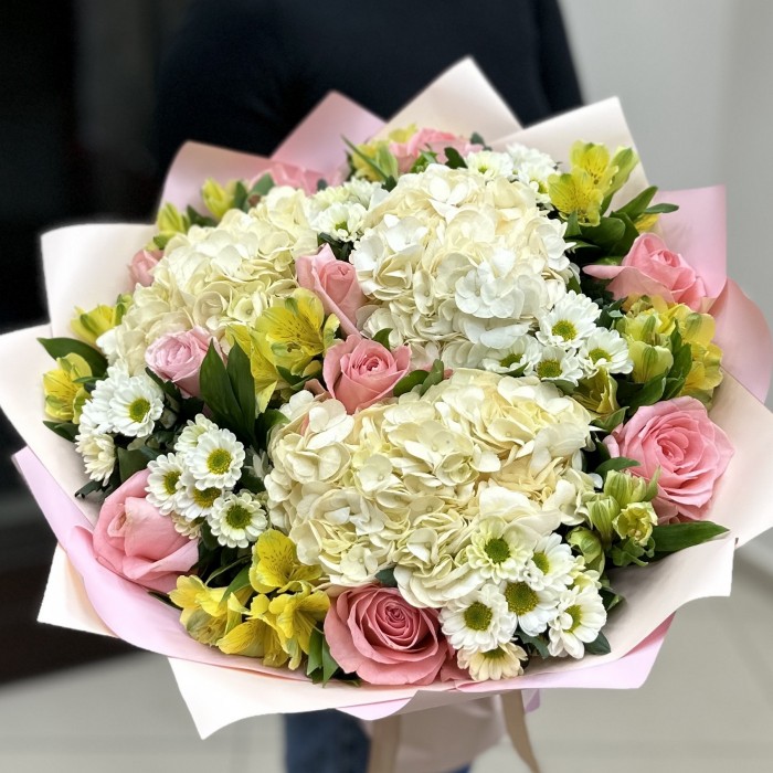 Букет Акварель с гортензией и альстромерией