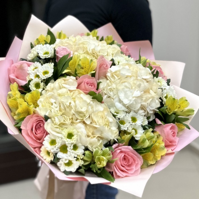 Букет Акварель с гортензией и альстромерией