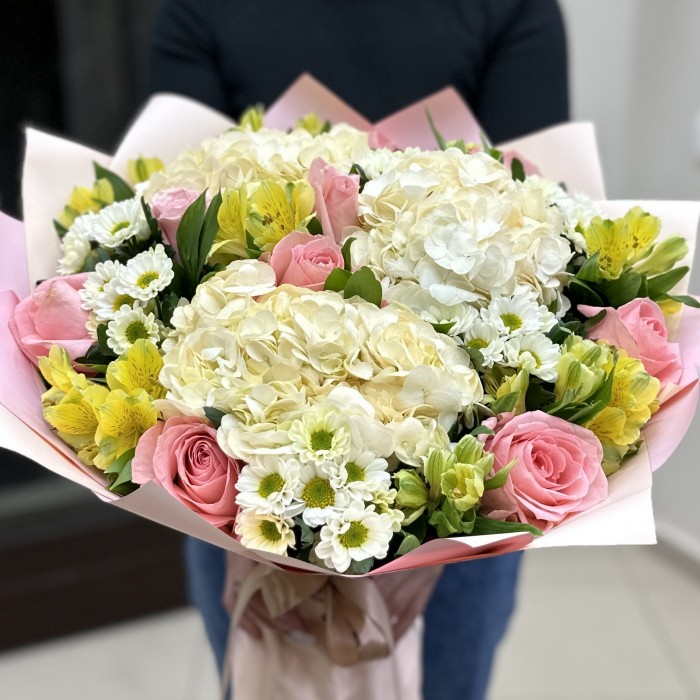 Букет Акварель с гортензией и альстромерией