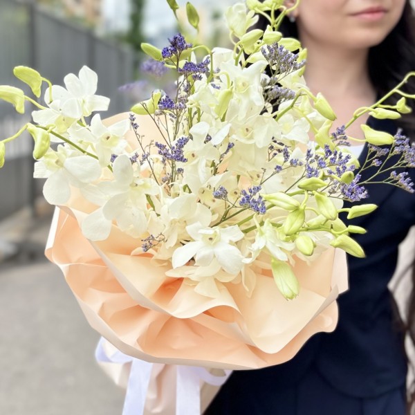 Букет белых орхидей дендробиум с лимониумом