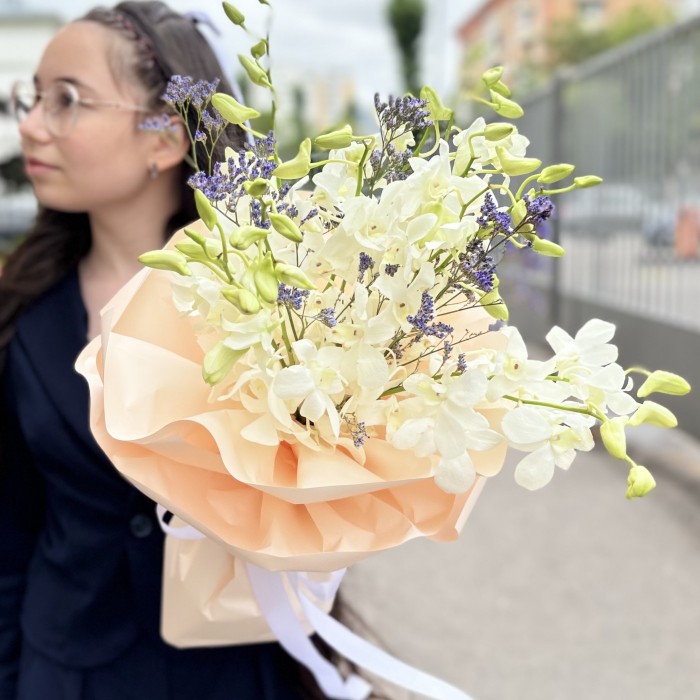 Букет белых орхидей дендробиум с лимониумом