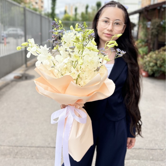 Букет белых орхидей дендробиум с лимониумом