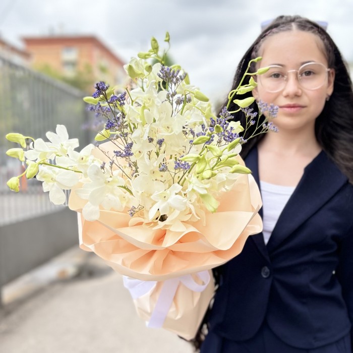 Букет белых орхидей дендробиум с лимониумом