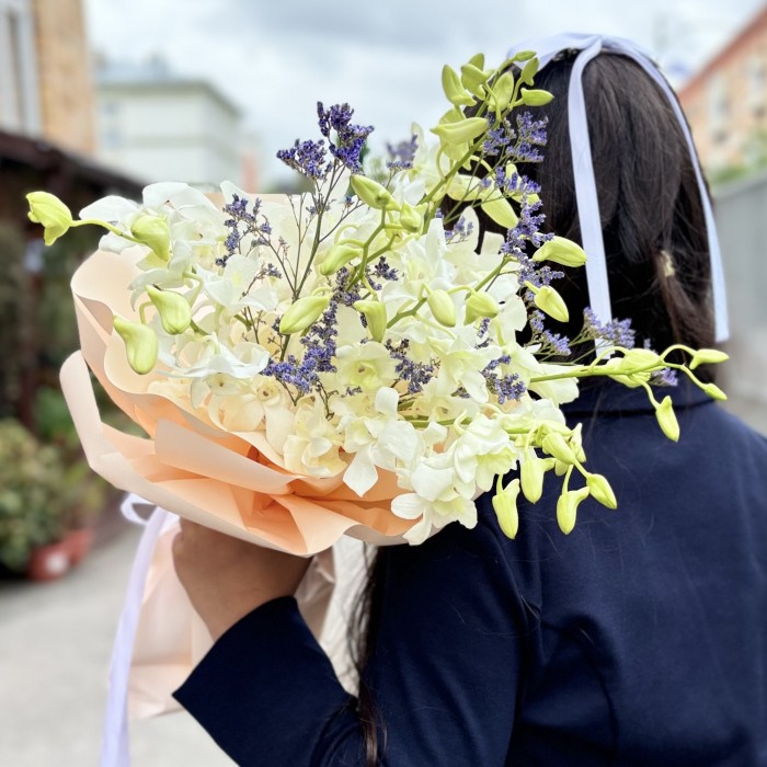 Букет белых орхидей дендробиум с лимониумом