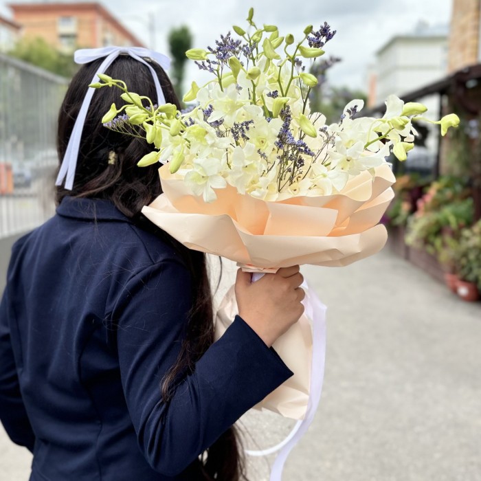 Букет белых орхидей дендробиум с лимониумом