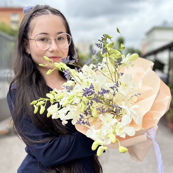 Букет белых орхидей дендробиум с лимониумом