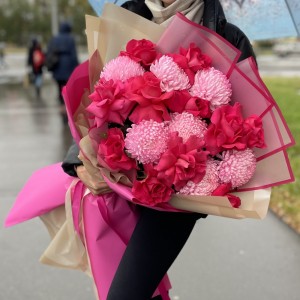 11 ароматных роз Пинк Флоид с хризантемами