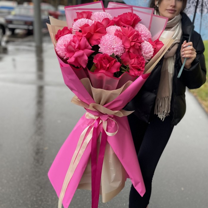 11 ароматных роз Пинк Флойд с хризантемами