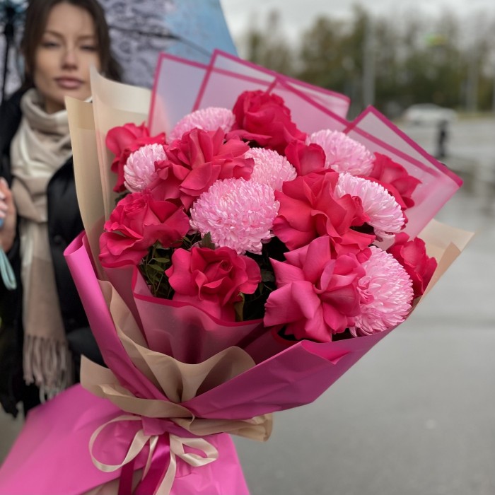 11 ароматных роз Пинк Флойд с хризантемами