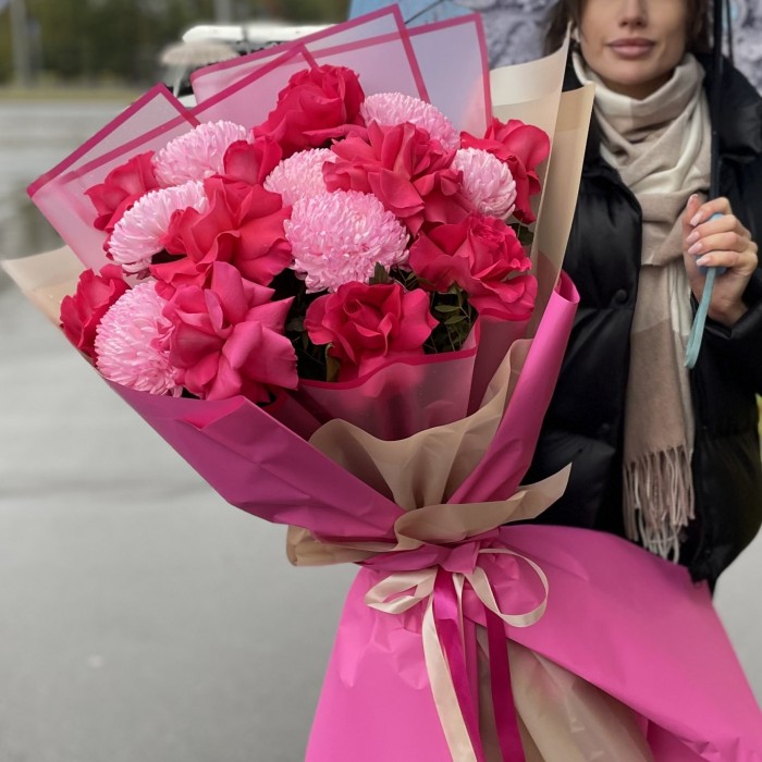 11 ароматных роз Пинк Флойд с хризантемами