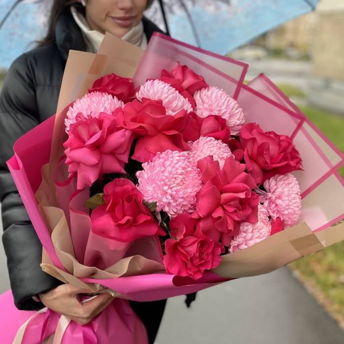 11 ароматных роз Пинк Флоид с хризантемами