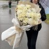 11 белых роз Мондиаль с хризантемами